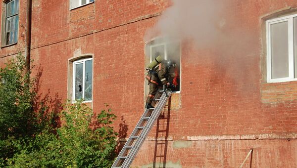 Пожарные работают на пожаре в швейном предприятии в подмосковном Егорьевске