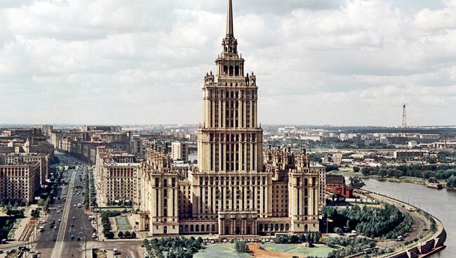 Кутузовский проспект и гостиница Украина в Москве. Архивное фото