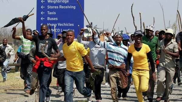 Сотрудники компании West de Gold Fields бастуют в городе Карлентонвилл, ЮАР