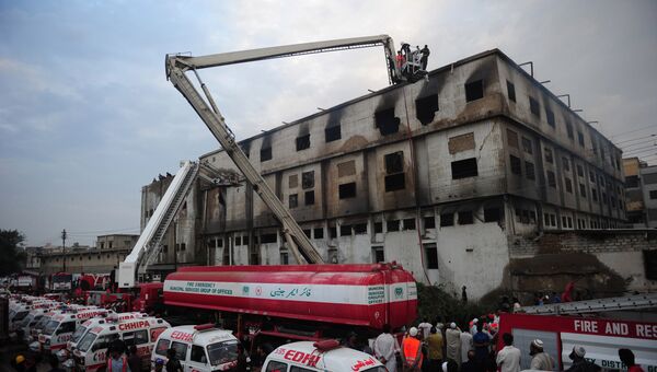 Около 300 человек стали жертвами пожара на швейной фабрике в Пакистане