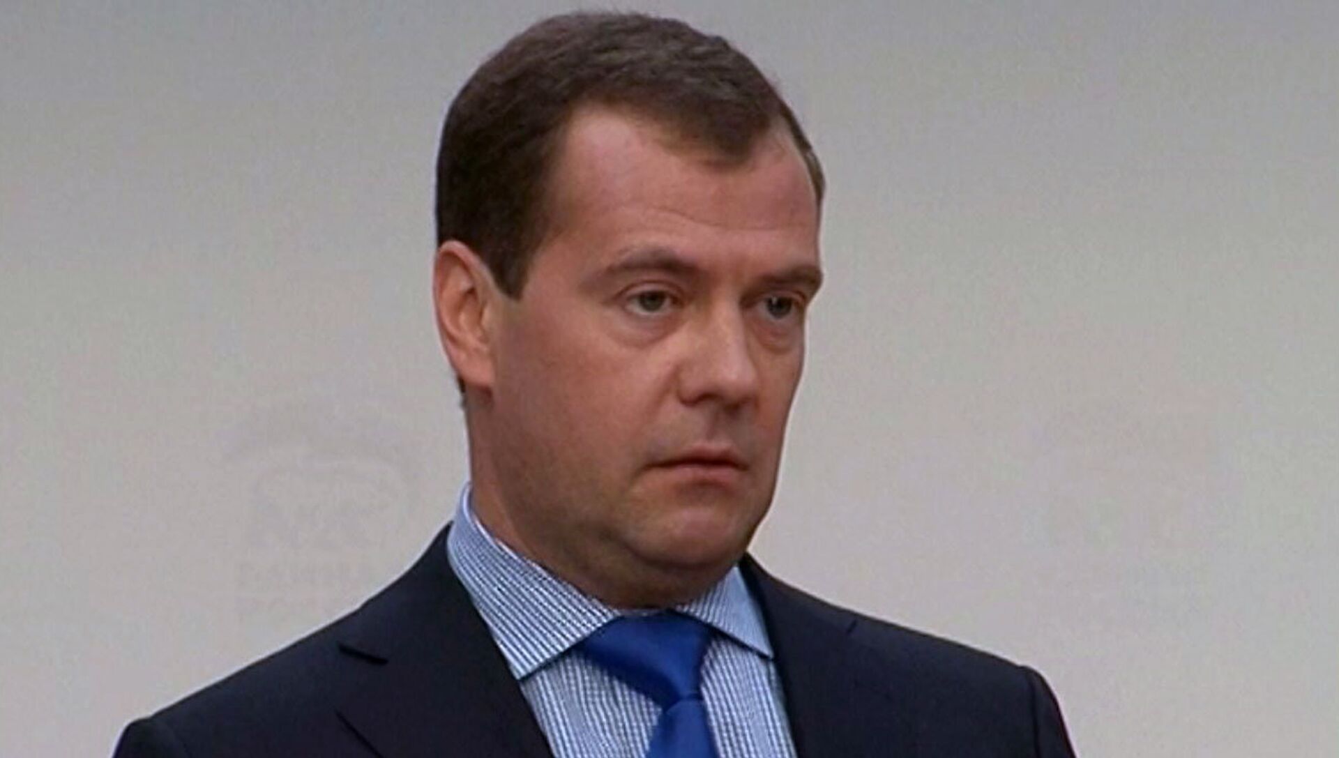 Переговоры медведева. Медведев тошнит.