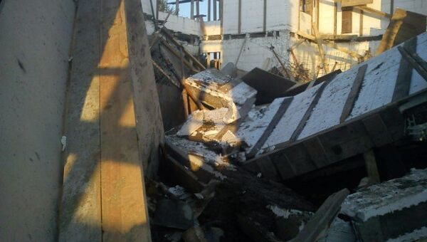 Обрушившиеся плиты перекрытия в строящемся частном доме в Подмосковье 