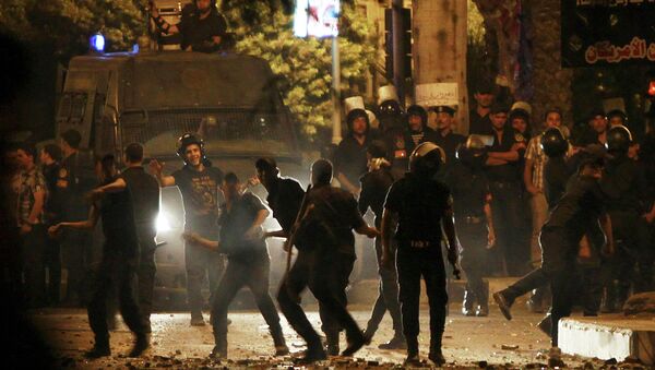 Более десяти человек ранены в столкновениях у посольства США в Каире