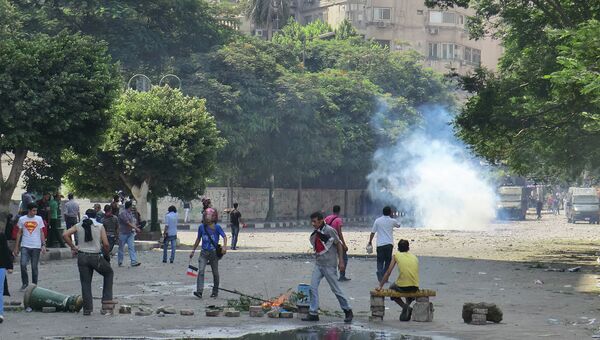 Столкновение полицейских и протестующих недалеко от площади Тахрир в Каире