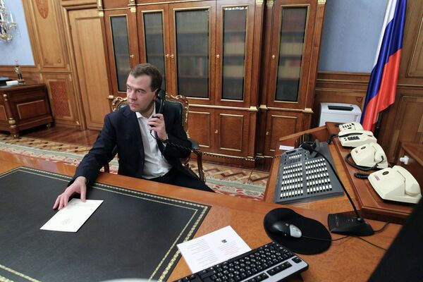 Д.Медведев в рабочем кабинете в Доме правительства РФ
