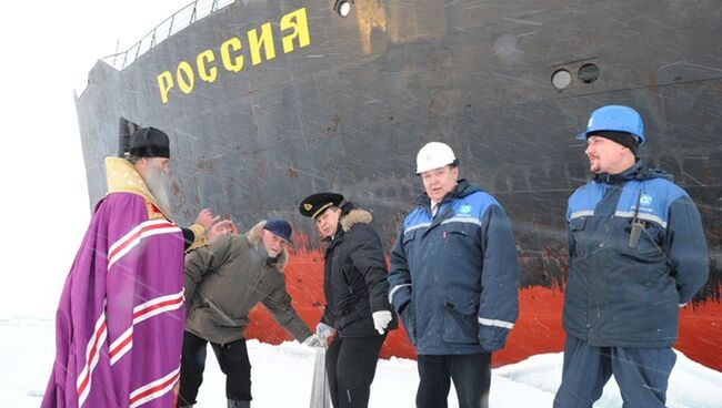 Спуск мемориальной капсулы в воды северного Ледовитого океана