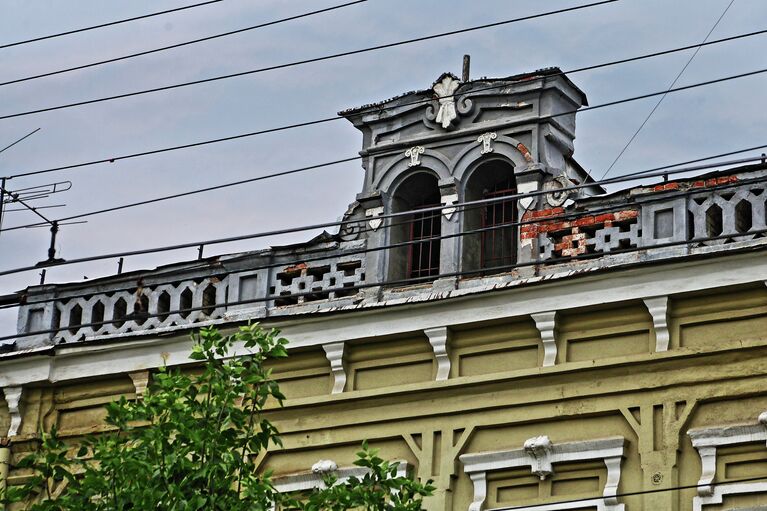 Чердачное окно на центральной улице Саратова - Московской