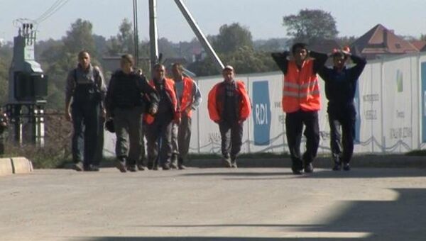 Нелегальные мигранты убегают от сотрудников УФМС со стройки в Москве