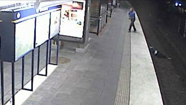 Мужчина упал на рельсы в метро Стокгольма и был ограблен