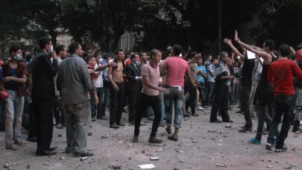 Сотни демонстрантов забрасывают полицейских камнями в Каире