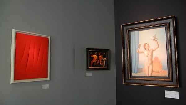 Картины художников Рене Магритта и Лючио Фонтаны. Архивное фото