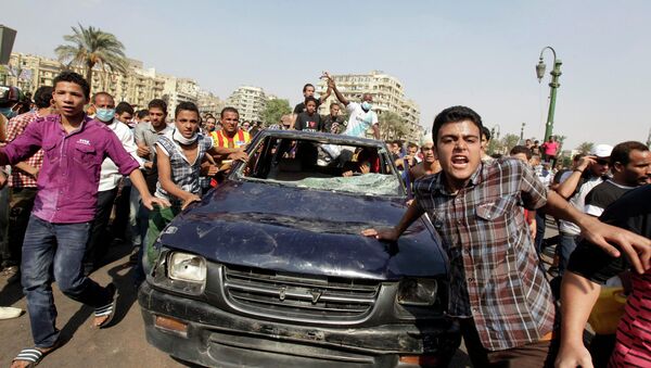 Протестующие недалеко от посольства США в Каире