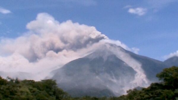 Проснувшийся вулкан Фуэго выбрасывает пепел на километровую высоту