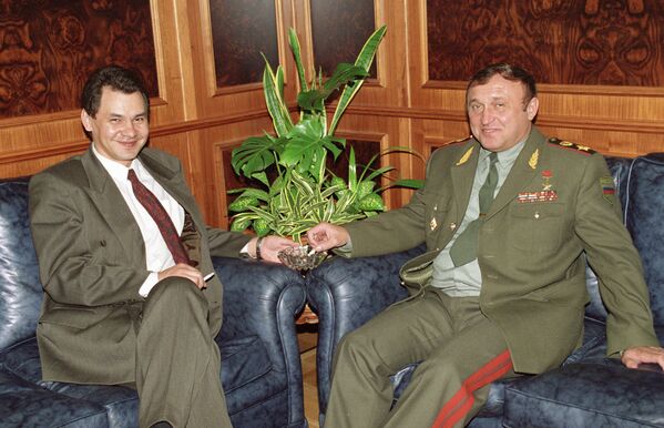 Сергей Шойгу и министр обороны РФ Павел Грачев беседуют в перерыве между заседаниями Правительства РФ