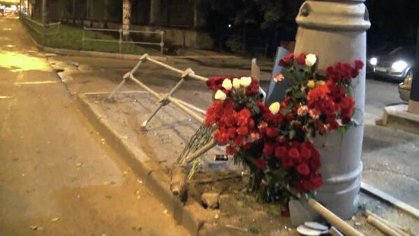 В Москве родные погибшего автомобилиста несут цветы на место ДТП