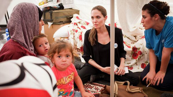 Анджелина Джоли встретилась с сирийскими бененцами в лагере на границе Турции и Сирии