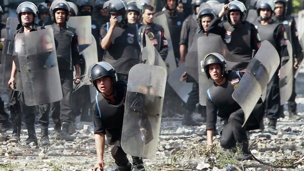 Столкновение полиции с демонстрантами возле посольства США в Каире. Архив