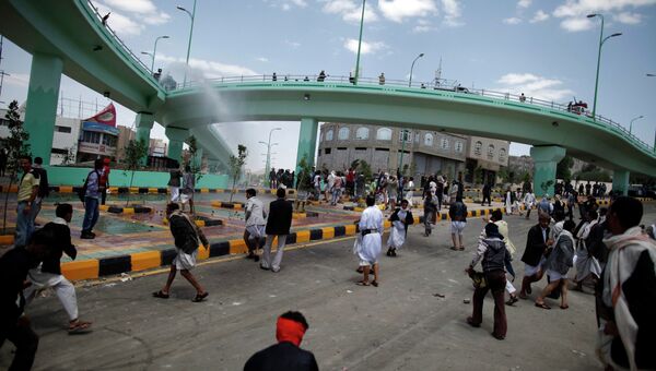 Полиция Йемена применяет водометы против штурмующих посольство США в Сане