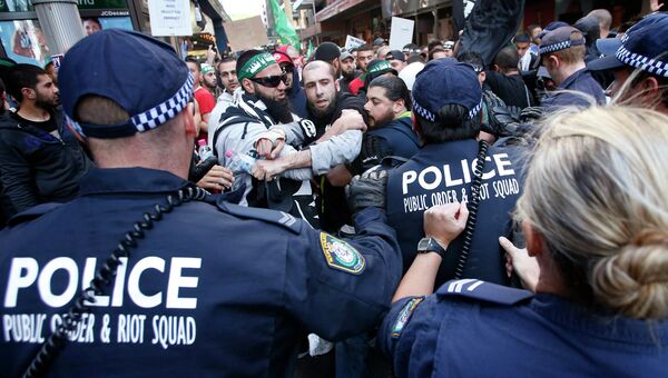 Столкновения демонстрантов с полицией на улицах австралийского Сиднея
