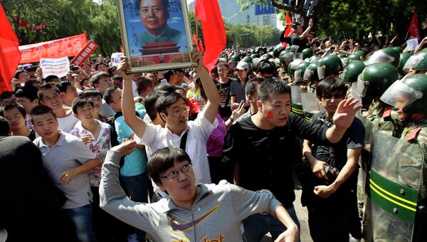 Тысячи демонстрантов осаждают посольство Японии в Пекине
