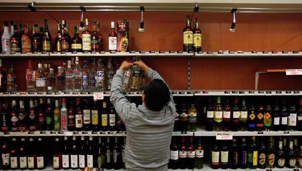 Владелец магазина в Праге убирает с полок бутылки с крепким алкоголем