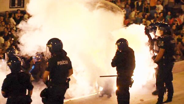 Манифестанты закидали полицию файерами на массовой акции протеста