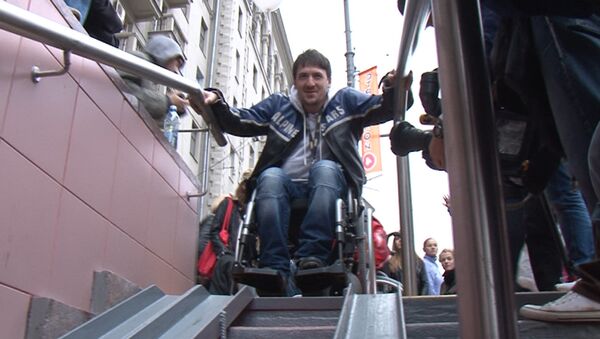 Актеры и журналисты проехали в инвалидных колясках по центру Москвы