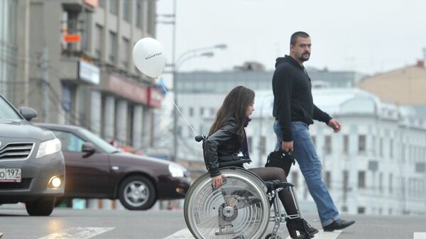 Девушка на инвалидной коляске, архивное фото