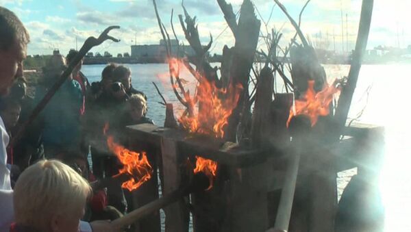 Поморы в Архангельске отпраздновали Новый год и зажгли плавучий маяк