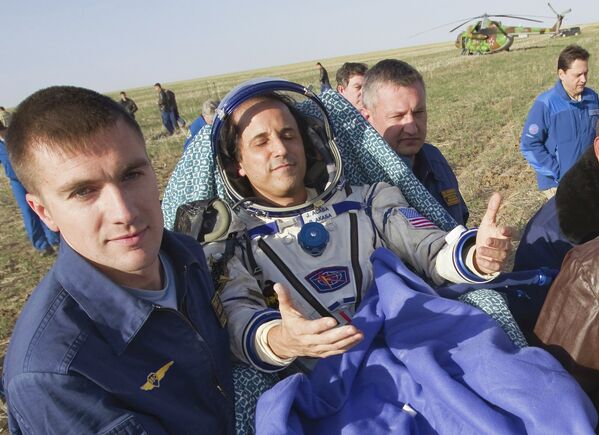 Астронавт Джозеф Акаба после приземления корабля Союз ТМА-04М в Казахстане