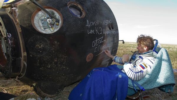 Космонавт Геннадий Падалка после приземления корабля Союз ТМА-04М в Казахстане