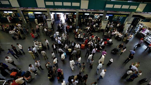 Пассажиры ждут вылета в аэропорту Триполи во время забастовки авиадиспетчеров