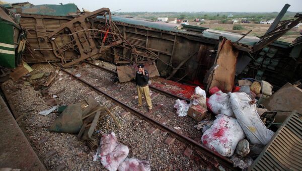 Последствия столкновения пассажирских поездов в Пакистане
