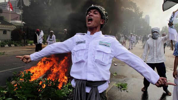 Протестующие устроили беспорядки у посольства США в Индонезии