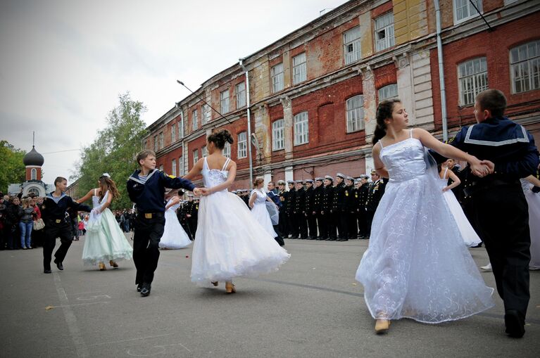 на фото: выступление танцевального коллектива.