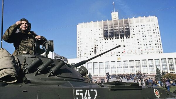 Танкист на танке около осажденного Дома Советов РФ 4 октября 1993 года