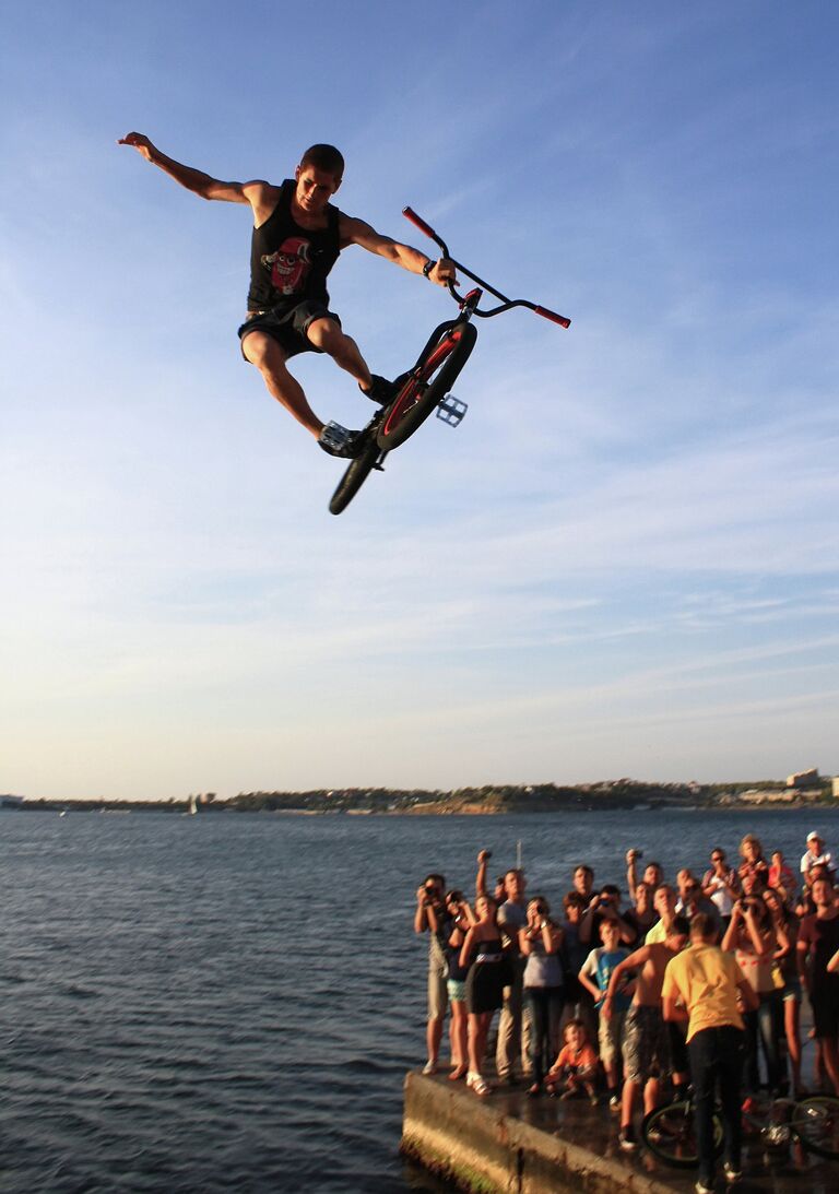 Акробатические прыжки в воду на велосипеде: Fun jumping в Севастополе