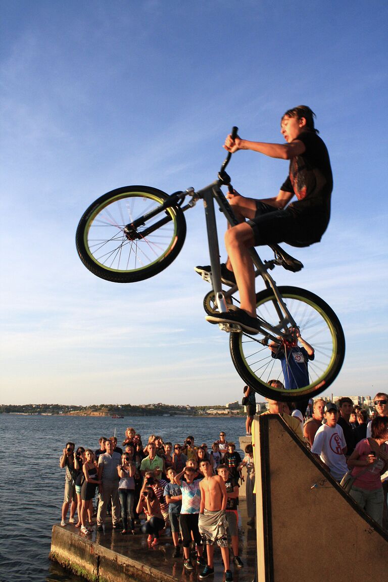 Акробатические прыжки в воду на велосипеде: Fun jumping в Севастополе