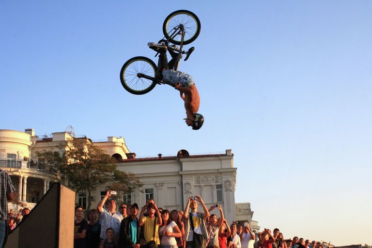 Акробатические прыжки в воду на велосипеде: Fun jumping в Севастополе