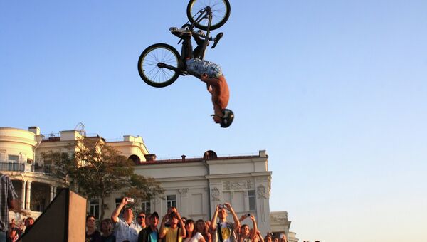 Акробатические прыжки в воду на велосипеде: Fun jumping в Севастополе