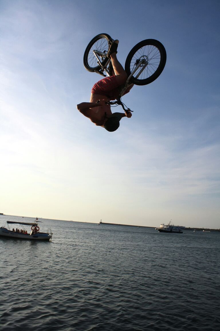 Акробатические прыжки в воду на велосипеде: Fun jumping в Севастополе