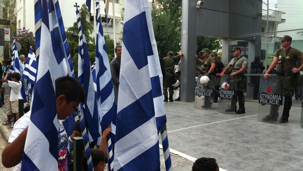 Греческие цыгане протестуют в Афинах против решения о сносе табора