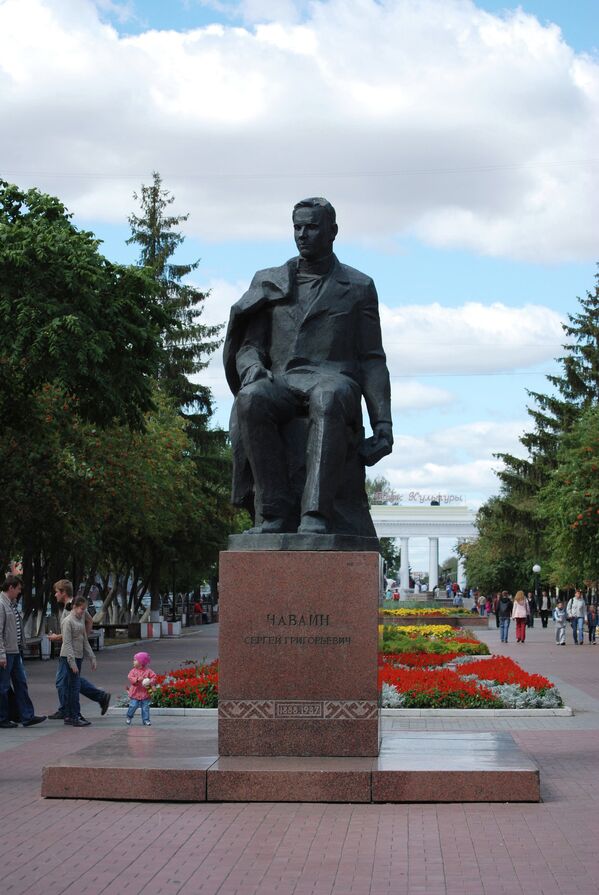 На бульваре установлен памятник Сергею Чавайну (настоящая фа