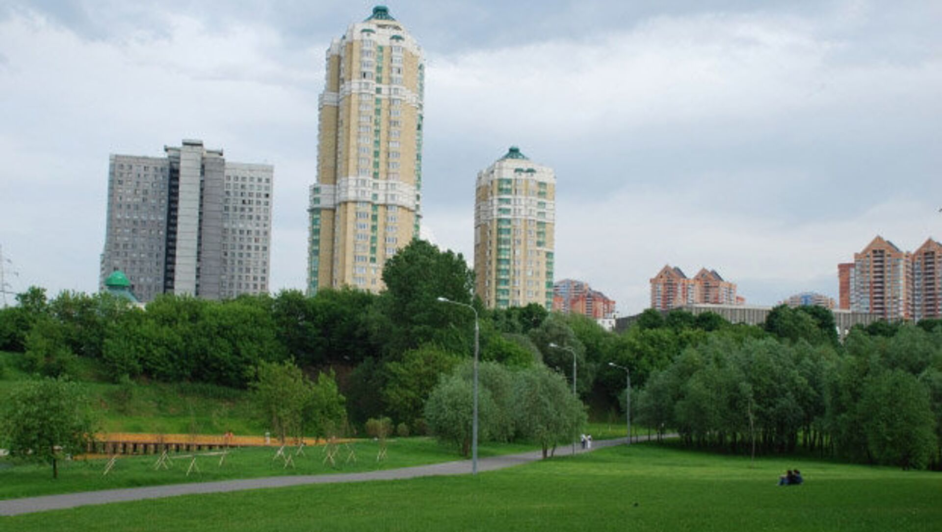 Проспект октября москва. Парк на проспекте Вернадского. Парк у метро проспект Вернадского. Парк 60 летия октября Москва Вернадского. Парк на проспекте Вернадского рядом с метро.