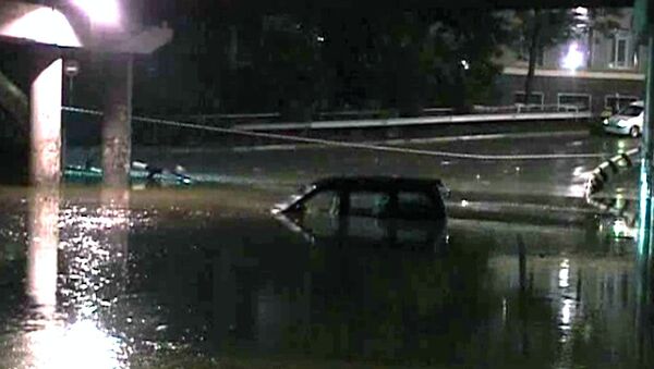 Тайфун оставил во Владивостоке затопленные дороги и заблокированные авто 