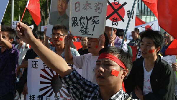 Более тысячи демонстрантов протестуют у посольства Японии в Пекине