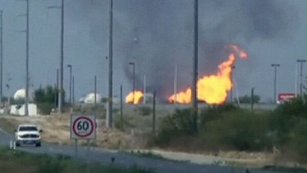 Пожар бушует на нефтегазовом предприятии в Мексике. Кадры с места ЧП 