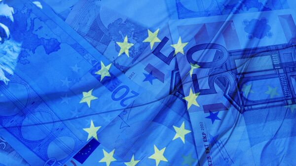 Флаг Евросоюза и купюры евро. Архивное фото