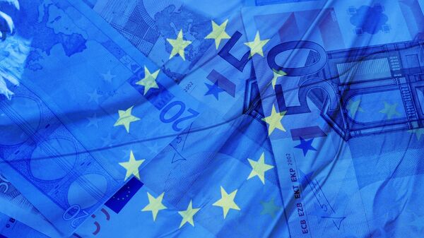 Флаг и деньги Евросоюза. Архивное фото
