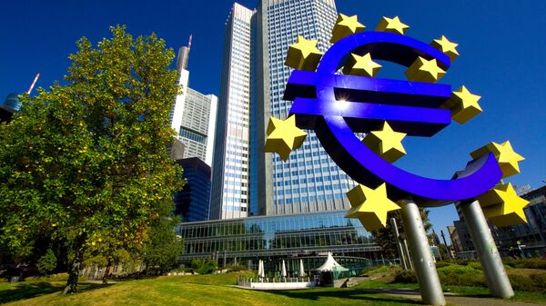 Знак евро перед зданием европейского центробанка во Франкфурте-на-Майне .  Архивное фото